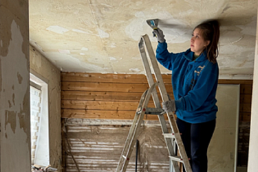 Молодежь помогает жителям устранять последствия наводнения